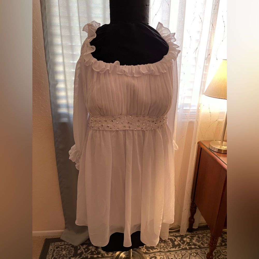Sunvary party dress. Size is MOST LIKELY XL. White. Excellent condition.